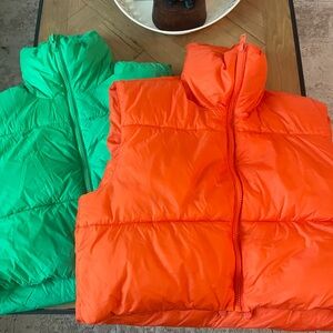 🔴TWO CROPPED PUFFER VESTS